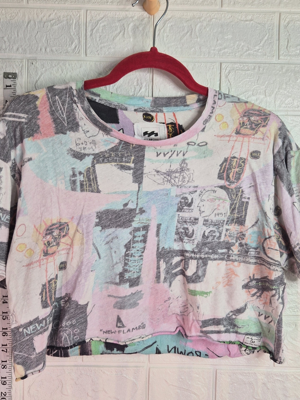 Billabong Cropped Tee Graffiti Print Inspired by Basquiat's In Italian Size M